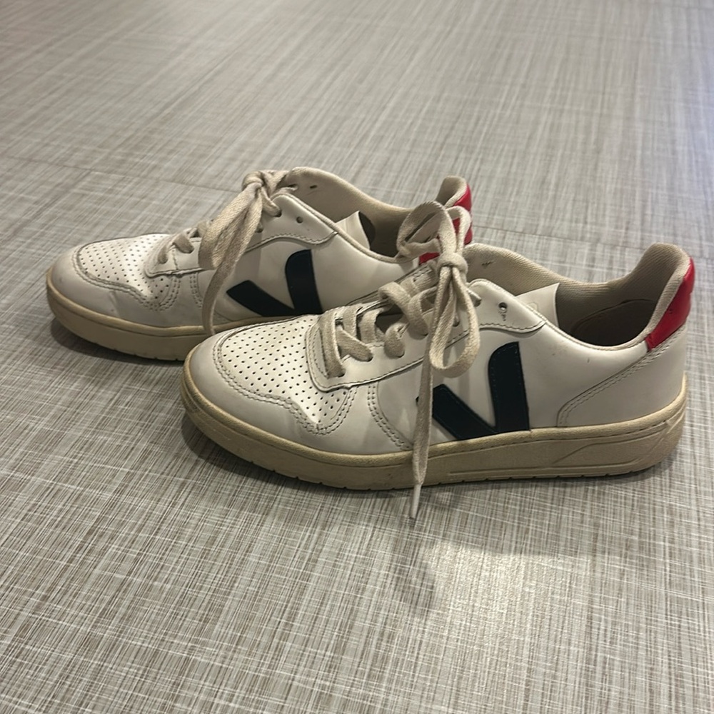 Veja - white sneaker size 6